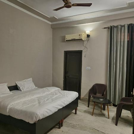 Play-Sunflower Omega-1 Couple Friendly Greater Noida Exterior foto