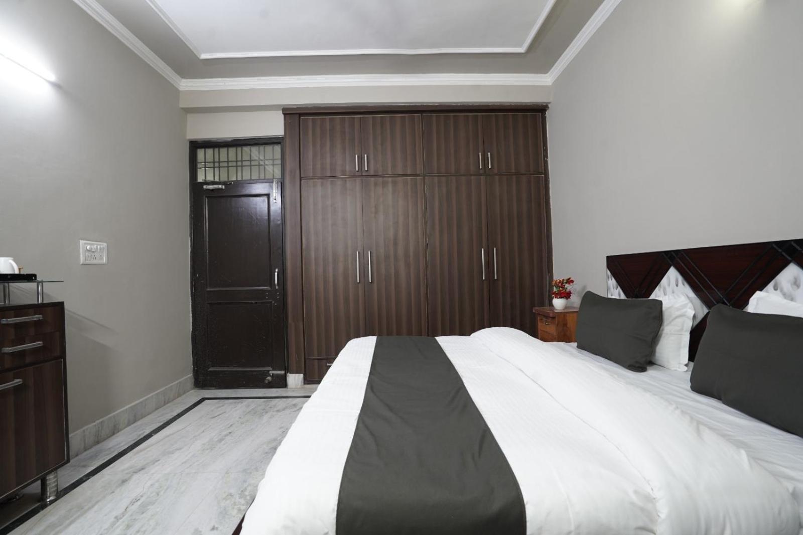Play-Sunflower Omega-1 Couple Friendly Greater Noida Exterior foto